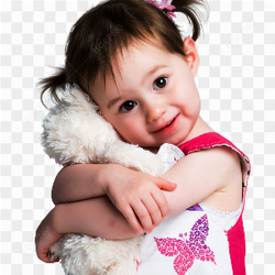 Menina abraando o seu peluche
