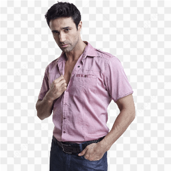 Un homme portant une chemise  rayures